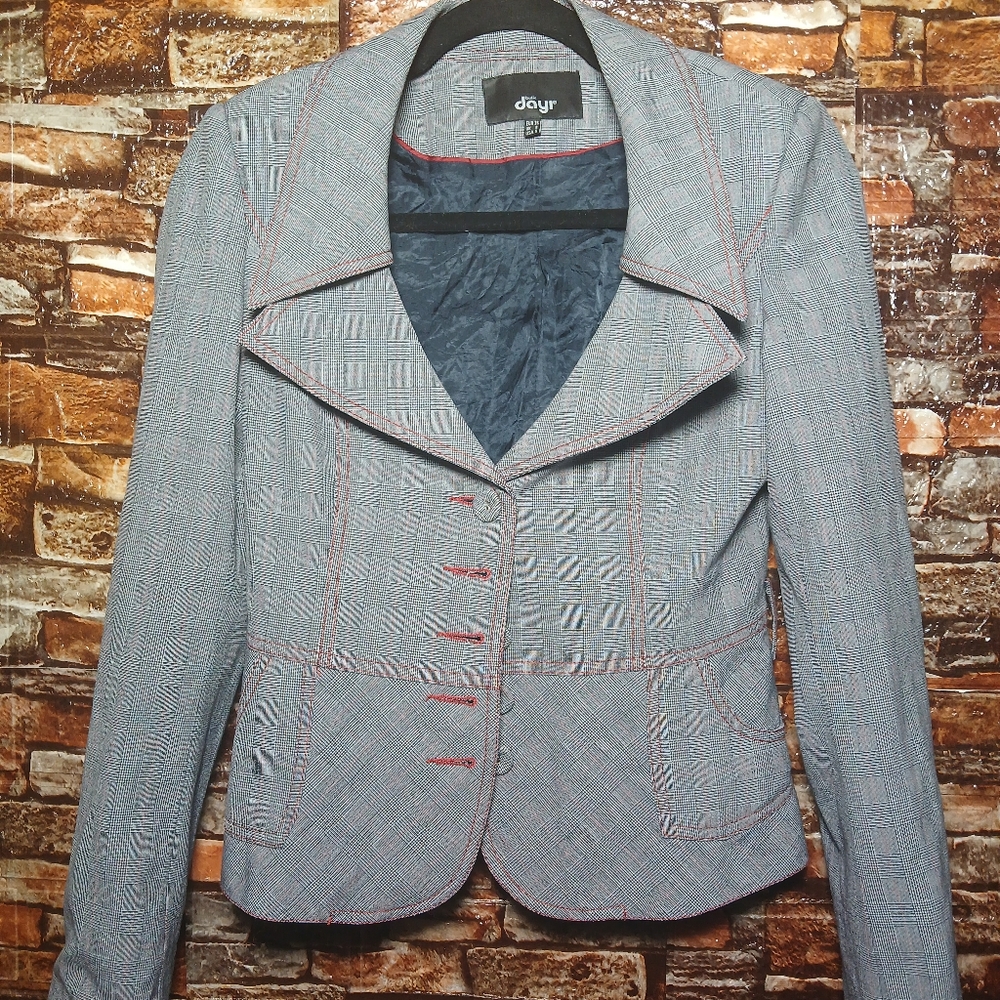 Gray Blazer with Tailored Fit and Structured Shoulders